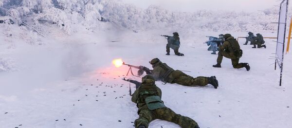 Karavīri treniņu laikā jūras kājnieku bāzē Murmanskas apgabalā Karavīri treniņu laikā jūras kājnieku bāzē Murmanskas apgabalā - Sputnik Latvija