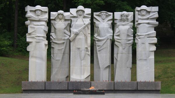 Мемориал советским воинам-освободителям на Антакальнисском кладбище Вильнюса - Sputnik Латвия