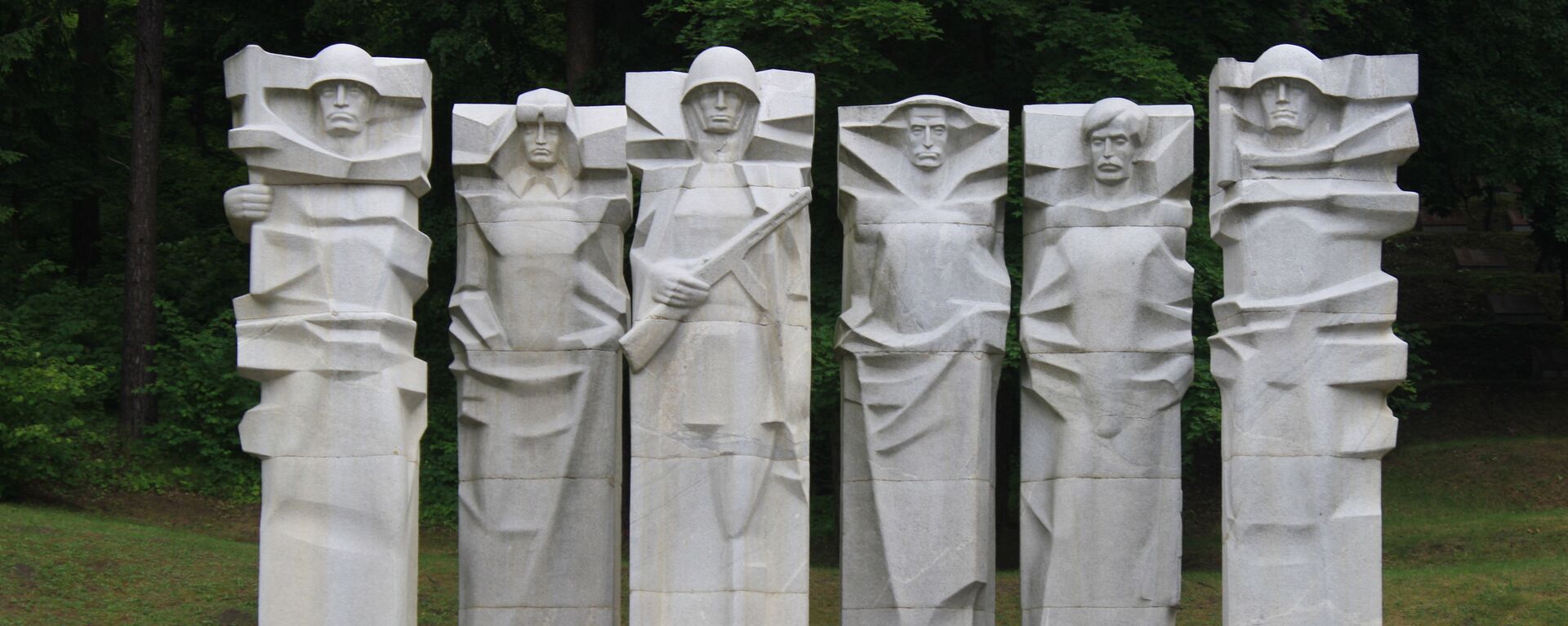 Мемориал советским воинам-освободителям на Антакальнисском кладбище Вильнюса - Sputnik Латвия, 1920, 08.12.2022