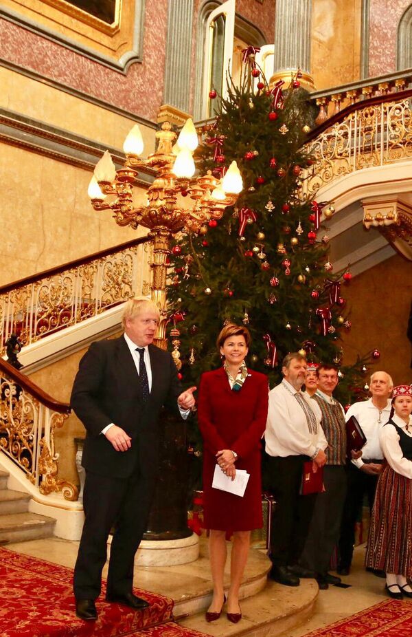 Глава МИД Великобритании Борис Джонсон и посол Латвии Байба Браже зажигают рождественскую елку - Sputnik Латвия