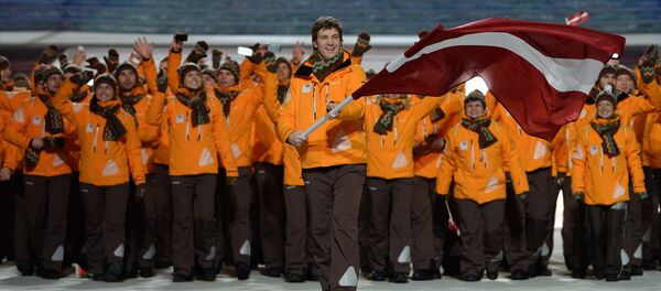 Знаменосец сборной Латвии Сандис Озолиньш (на первом плане) во время парада атлетов и членов национальных делегаций на церемонии открытия XXII зимних Олимпийских игр в Сочи - Sputnik Латвия