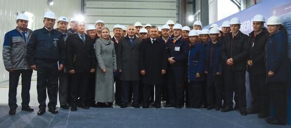 Президент Узбекистана Шавкат Мирзиёев и президент Synecta Юрис Савицкис (в центре фото) - Sputnik Латвия