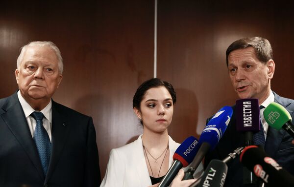 Глава Независимой общественной антидопинговой комиссии (НОАК) Виталий Смирнов, двукратная чемпионка мира по фигурному катанию Евгения Медведева и президент ОКР Александр Жуков (слева направо) на пресс-конференции в Лозанне Глава Независимой общественной антидопинговой комиссии (НОАК) Виталий Смирнов, двукратная чемпионка мира по фигурному катанию Евгения Медведева и президент ОКР Александр Жуков (слева направо) на пресс-конференции в Лозанне - Sputnik Латвия