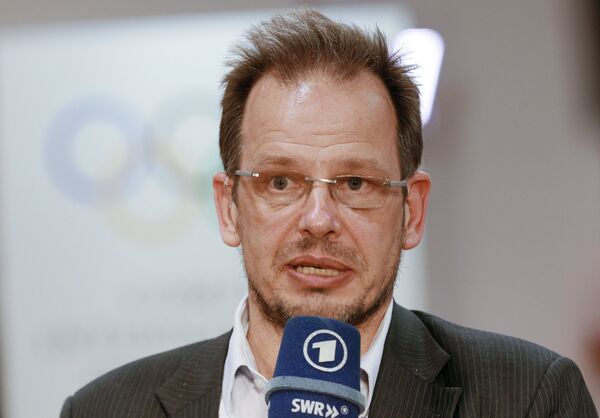 Журналист телеканала ARD Хайо Зеппельт, выпустивший фильмы о допинге в российской легкой атлетике, в здании конгресс-холла в Лозанне. Журналист телеканала ARD Хайо Зеппельт, выпустивший фильмы о допинге в российской легкой атлетике, в здании конгресс-холла в Лозанне. - Sputnik Латвия