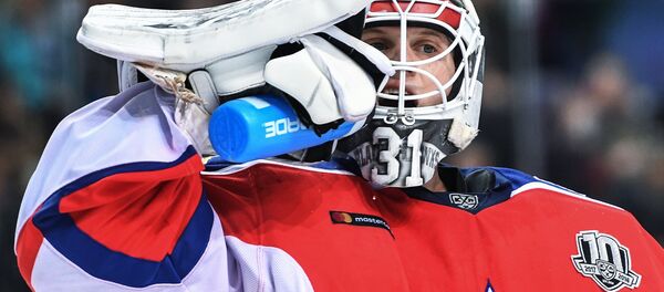 Вратарь ПХК ЦСКА Ларс Юханссон в матче регулярного чемпионата Континентальной хоккейной лиги - Sputnik Латвия