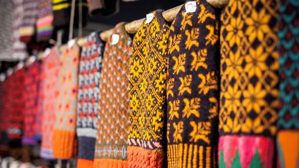 Раньше подаренные в честь особо торжественного случая варежки не носили, а хранили и передавали из поколения в поколение как семейную ценность - Sputnik Латвия