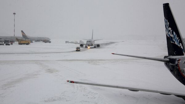 Самолеты на взлетно-посадочной полосе (ВПП) аэропорта Шереметьево - Sputnik Латвия