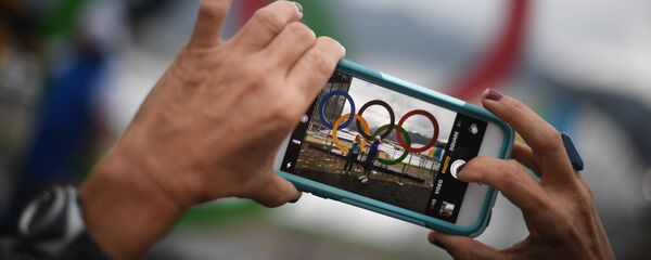Посетители фотографируются на фоне олимпийской символики Посетители фотографируются на фоне олимпийской символики - Sputnik Latvija