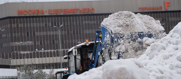 Сотрудник коммунальных служб убирает снег в аэропорту Шереметьево города Москвы Сотрудник коммунальных служб убирает снег в аэропорту Шереметьево города Москвы - Sputnik Latvija