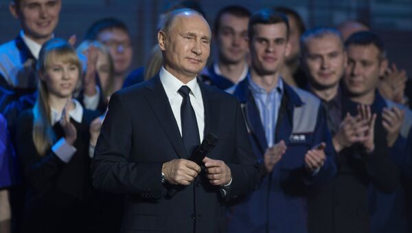Krievijas prezidents Vladimirs Putins 2017. gada 6. decembrī tiekas ar Gorkijas automašīnu rūpnīcas darbiniekiem - Sputnik Latvija