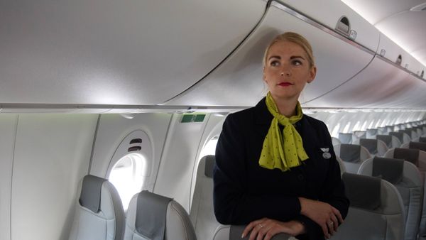 Стюардесса в салоне самолета Bombardier CS300 латвийской авиакомпании airBaltic - Sputnik Латвия