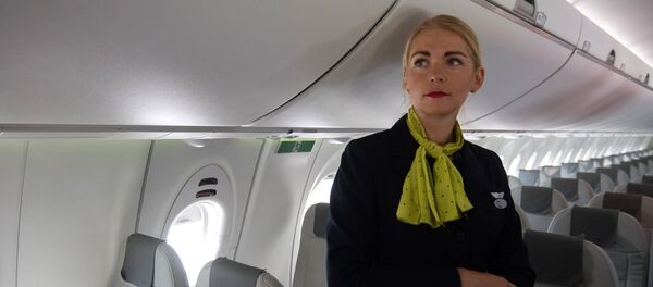 Стюардесса в салоне самолета Bombardier CS300 латвийской авиакомпании airBaltic Стюардесса в салоне самолета Bombardier CS300 латвийской авиакомпании airBaltic - Sputnik Латвия