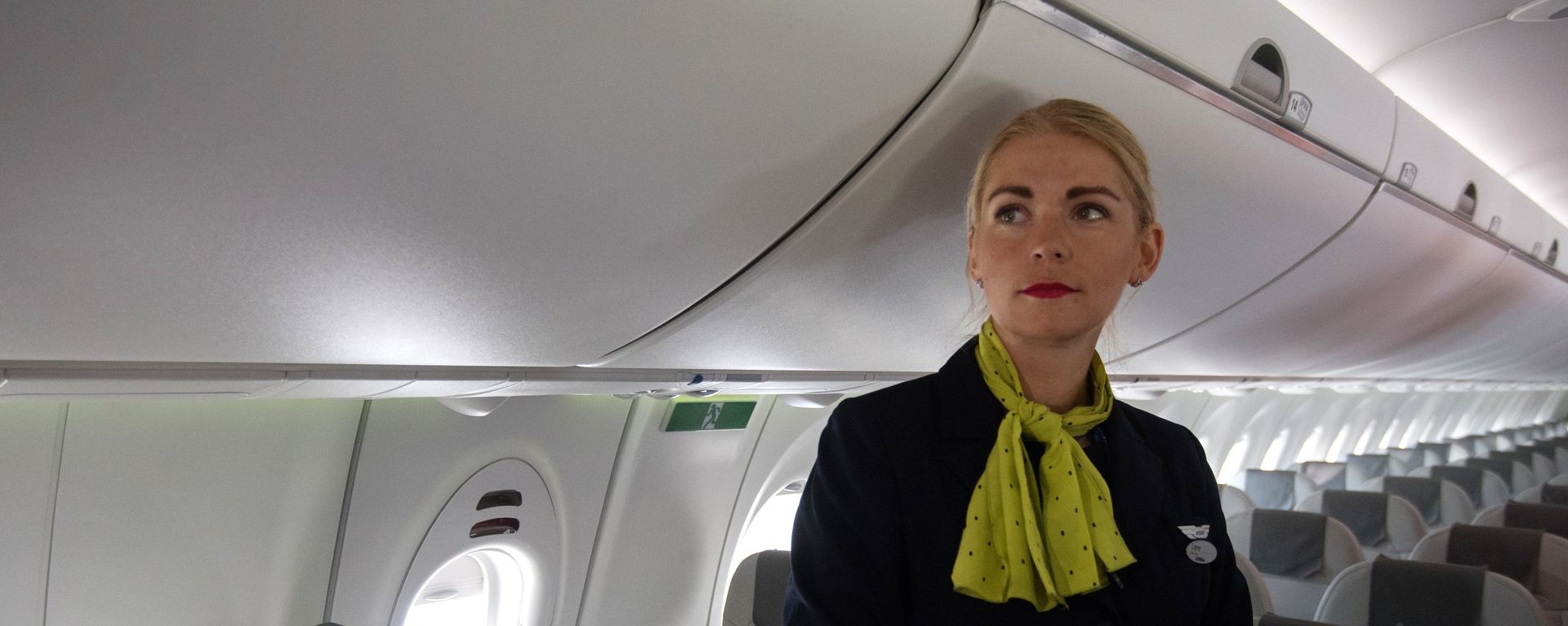 Стюардесса в салоне самолета Bombardier CS300 латвийской авиакомпании airBaltic - Sputnik Латвия, 1920, 26.09.2026