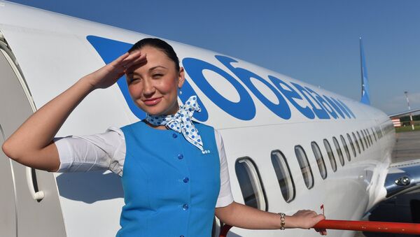 Стюардесса на трапе у самолета российской авиакомпании Победа - Sputnik Латвия