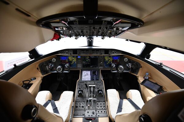 Кабина пилотов самолета Bombardier Global Express 6000 - Sputnik Латвия