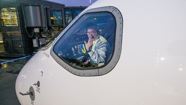 Pilots aviokompānijas airBaltic lidmašīnas Bombardier CS300 kabīnē - Sputnik Latvija