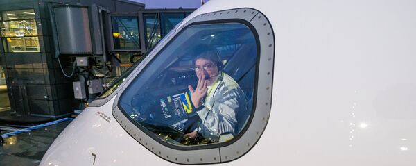 Pilots aviokompānijas airBaltic lidmašīnas Bombardier CS300 kabīnē Pilots aviokompānijas airBaltic lidmašīnas Bombardier CS300 kabīnē - Sputnik Latvija