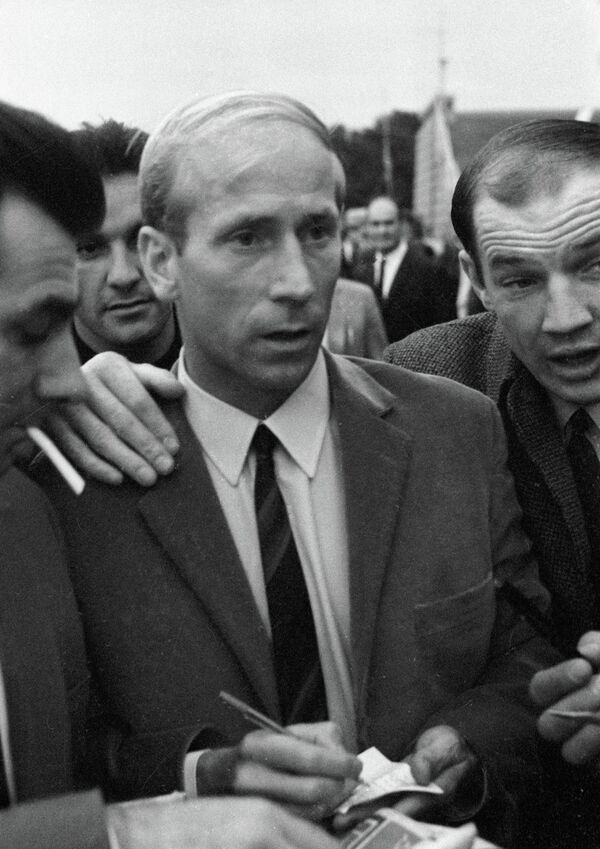 Игрок сборной Англии Бобби Чарльтон раздает автографы болельщикам на VIII первенстве мира по футболу Игрок сборной Англии Бобби Чарльтон раздает автографы болельщикам на VIII первенстве мира по футболу - Sputnik Латвия