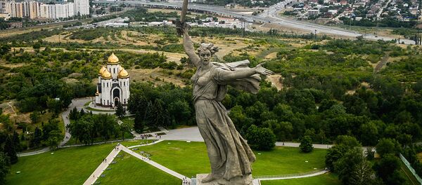 Родина-мать зовет! - центр памятника-ансамбля Героям Сталинградской битвы Родина-мать зовет! - центр памятника-ансамбля Героям Сталинградской битвы - Sputnik Latvija