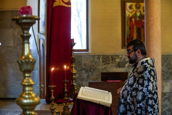 Настоятель армянской апостольской церкви в Риге отец Хосров - Sputnik Латвия