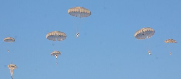 Сотни десантников на парашютах высадились на заснеженные поля под Псковом Сотни десантников на парашютах высадились на заснеженные поля под Псковом - Sputnik Latvija