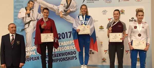 Инесе Тарвида (слева) и Йоланта Тарвида (вторая справа) на пьедестале чемпионата Европы по тхэквондо - Sputnik Латвия