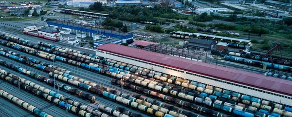 Цистерны с нефтепродуктами на железнодорожной станции, архивное фото Цистерны с нефтепродуктами на железнодорожной станции, архивное фото - Sputnik Latvija
