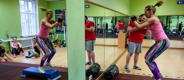 Девушка выполняет прыжки с приседаниями - Sputnik Латвия