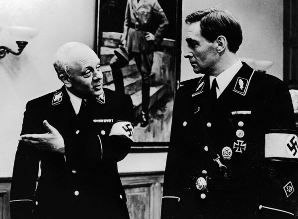 Леонид Броневой и Вячеслав Тихонов в фильме Семнадцать мгновений весны - Sputnik Латвия