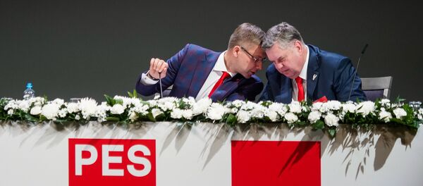 Нил Ушаков и Янис Урбанович на съезде партии Согласие Нил Ушаков и Янис Урбанович на съезде партии Согласие - Sputnik Латвия