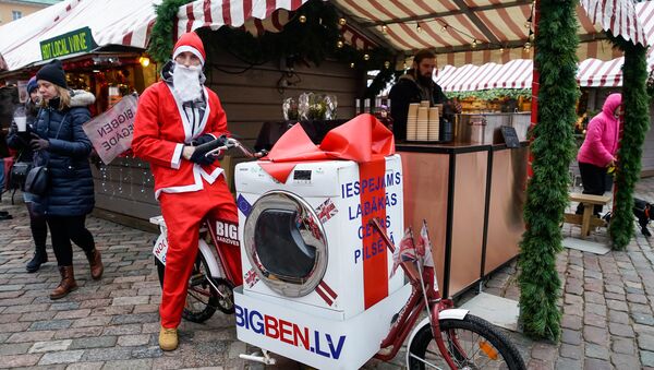 Забег Деда Мороза вместе со стиральной машиной - Sputnik Латвия