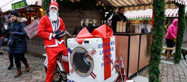 Забег Деда Мороза вместе со стиральной машиной - Sputnik Латвия