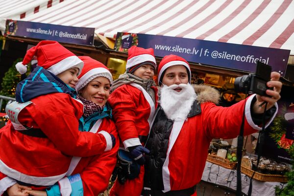 Санта-сэлфи - необходимый ритуал перед забегом - Sputnik Латвия