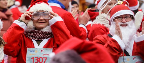 Участники забега разминаются перед стартом - Sputnik Латвия