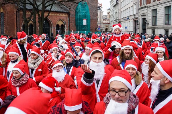 В благотворительном забеге Дедов Морозов приняло участие несколько тысяч человек - Sputnik Латвия