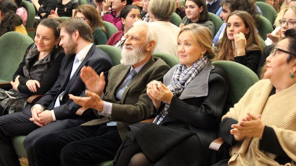 Президент Института русского языка им. А.С. Пушкина Виталий Костомаров и ректор вуза Маргарита Русецкая Президент Института русского языка им. А.С. Пушкина Виталий Костомаров и ректор вуза Маргарита Русецкая - Sputnik Латвия