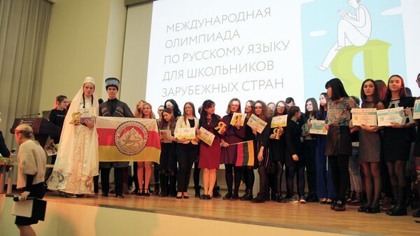 Общее фото всех победителей с дипломатами и руководством Института Общее фото всех победителей с дипломатами и руководством Института - Sputnik Латвия