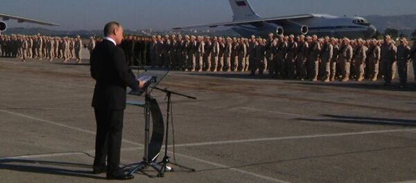 Путин прилетел в Сирию и приказал вывести войска Путин прилетел в Сирию и приказал вывести войска - Sputnik Латвия