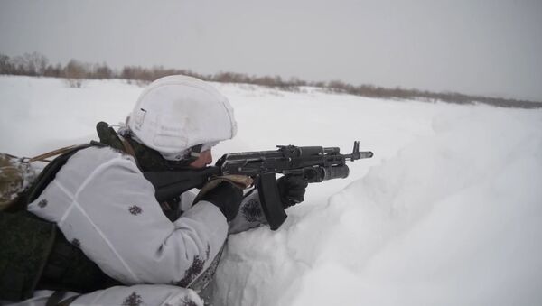 Занятия морских пехотинцев РФ во время зимнего этапа обучения - Sputnik Latvija
