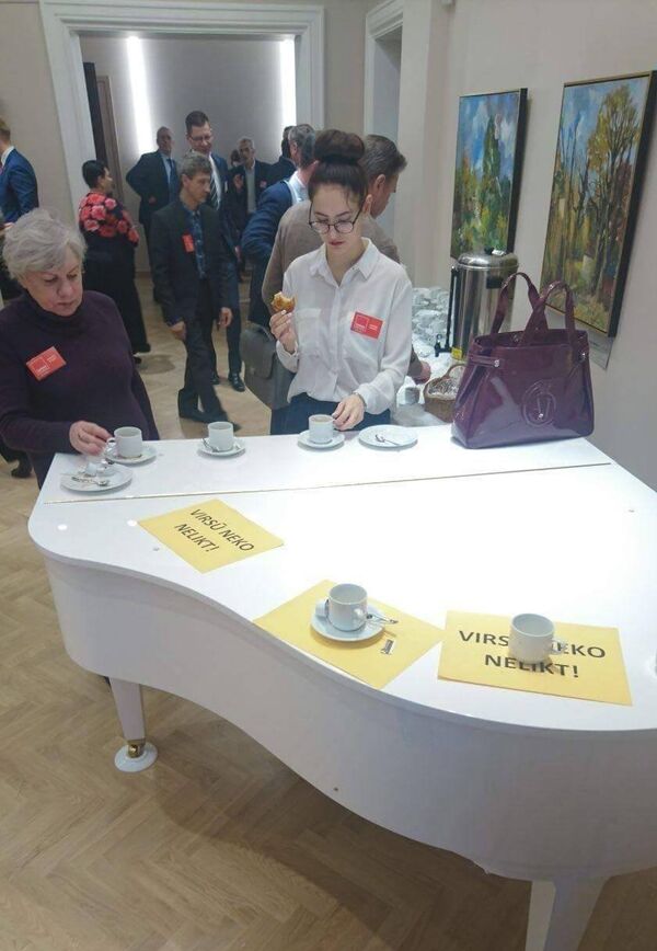 Чашки с кофе на белом рояле по Дворце культуры ВЭФ - Sputnik Латвия