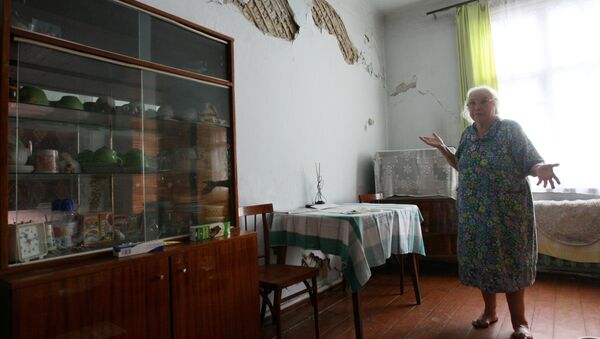 Пожилая женщина показывает состояние своей квартиры - Sputnik Latvija
