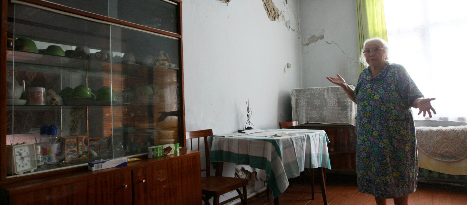 Пожилая женщина показывает состояние своей квартиры - Sputnik Латвия, 1920, 12.12.2017