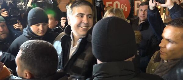 Саакашвили выступил перед сторонниками после освобождения из зала суда - Sputnik Латвия