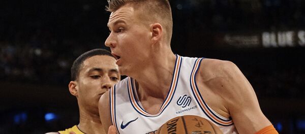 Баскетболист Кристапс Порзингис (справа) обходит игрока Лос-Анджелес Лейкерс Кайла Кузму в матче 12 декабря 2017 года Баскетболист Кристапс Порзингис (справа) обходит игрока Лос-Анджелес Лейкерс Кайла Кузму в матче 12 декабря 2017 года - Sputnik Латвия