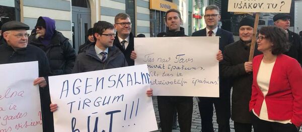 Пикет думской оппозиции в защиту Агенскалнского рынка - Sputnik Латвия