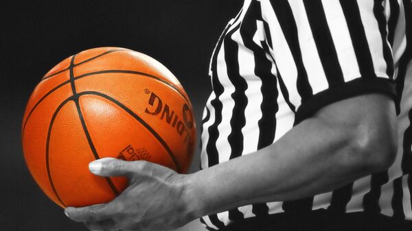 Баскетбольный судья с мячом - Sputnik Латвия