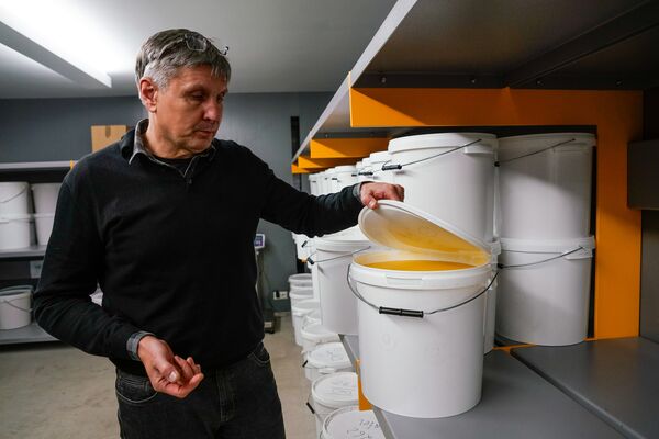 Владимир Барсук около бочки херсонского меда - Sputnik Латвия