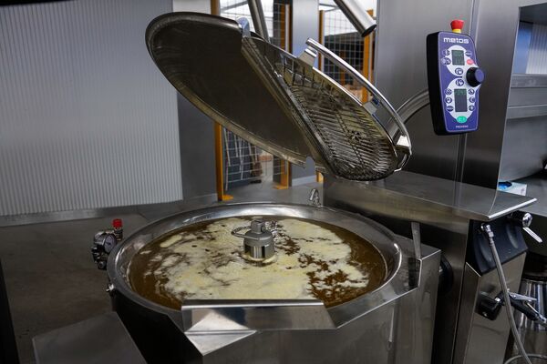 Мед варится с водой - это первая стадия приготовления крепкого алкоголя - Sputnik Латвия