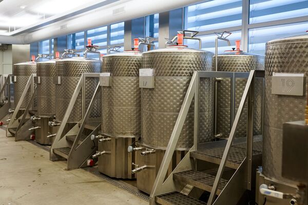 Каждая емкость вмещает 600 литров - Sputnik Латвия