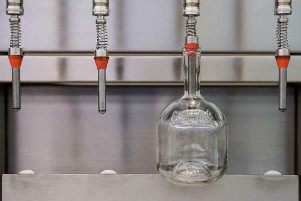 Эксклюзивная бутылка разрабатывалась рижскими дизайнерами и производится в Италии - Sputnik Латвия